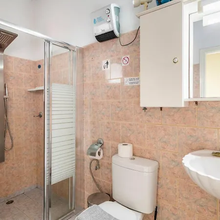 With Private Access To The Appartement Ágios Matthaíos